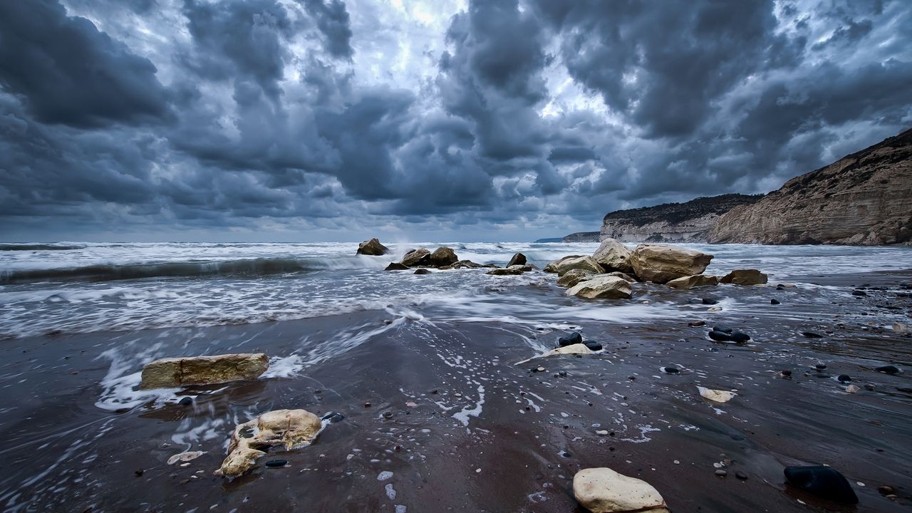 Обои камни, пена, море, облака, тучи, небо, хмурое, песок, мокрый, пасмурно