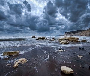 Превью обои камни, пена, море, облака, тучи, небо, хмурое, песок, мокрый, пасмурно