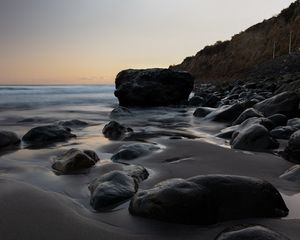 Превью обои камни, песок, вода, мокрый, берег, море, сумерки