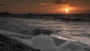 Превью обои камни, пляж, море, солнце, закат