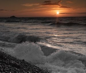 Превью обои камни, пляж, море, солнце, закат