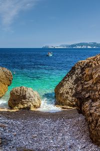 Превью обои камни, пляж, море, галька, лодка
