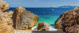 Превью обои камни, пляж, море, галька, лодка