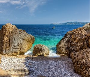 Превью обои камни, пляж, море, галька, лодка