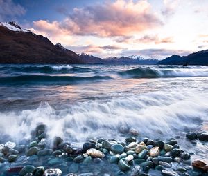Превью обои камни, пляж, волна, пена, горы, облака, вода