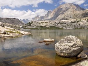 Превью обои камни, плиты, река, вода, прозрачная, дно