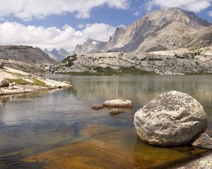 Превью обои камни, плиты, река, вода, прозрачная, дно