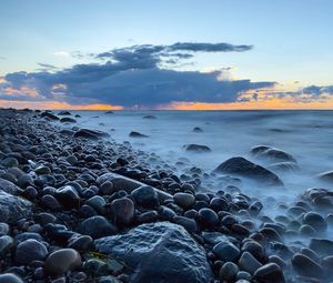 Превью обои камни, побережье, галька, море, небо