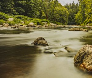 Превью обои камни, река, берег, деревья, длинная выдержка