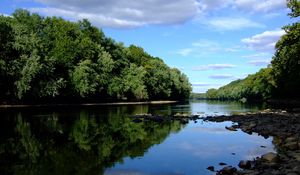 Превью обои камни, река, деревья, берега, лето, облака