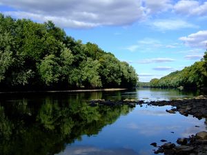 Превью обои камни, река, деревья, берега, лето, облака