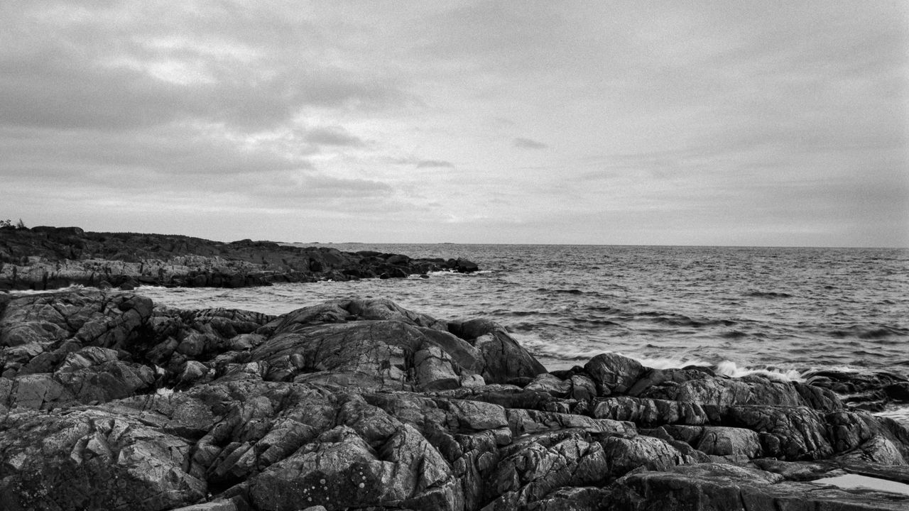 Обои камни, рифы, море, вода, горизонт, черно-белый
