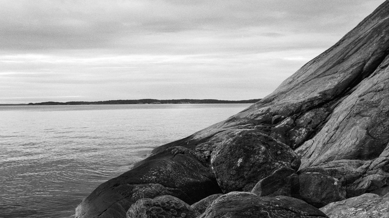 Обои камни, скала, море, черно-белый, пейзаж
