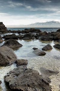 Превью обои камни, скалы, булыжники, глыбы, вода, прозрачная, дно