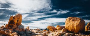 Превью обои камни, скалы, поле, облака, небо, природа