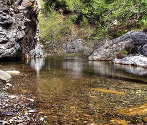 Превью обои камни, скалы, вода, прозрачная