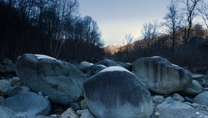 Превью обои камни, снег, гора, деревья, природа
