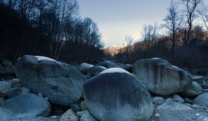 Превью обои камни, снег, гора, деревья, природа