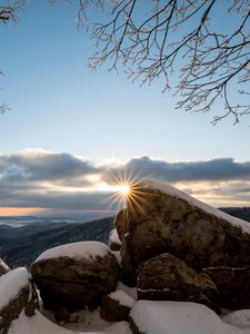 Превью обои камни, солнце, снег, зима, ветки, природа