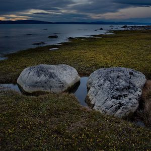 Превью обои камни, трава, берег, море, сумерки