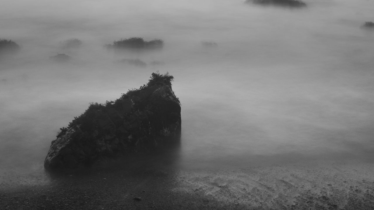 Обои камни, туман, море, черно-белый
