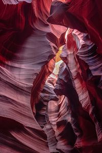 Превью обои камни, ущелье, розовый, лучи