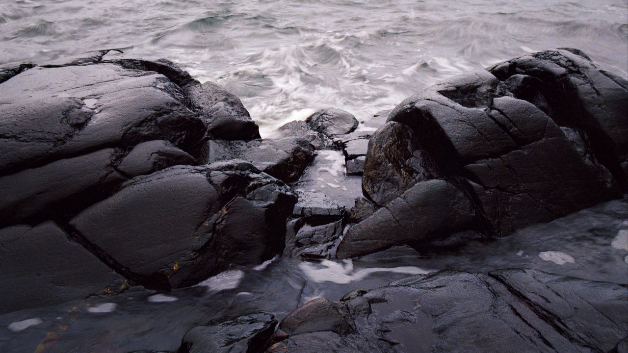 Обои камни, валуны, трещины, море, горизонт
