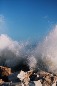 Превью обои камни, вода, брызги, волна, море, берег