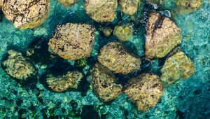 Превью обои камни, вода, дно, море, вид сверху