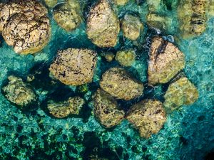 Превью обои камни, вода, дно, море, вид сверху