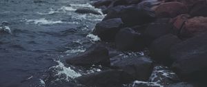 Превью обои камни, вода, море, скалы, темный
