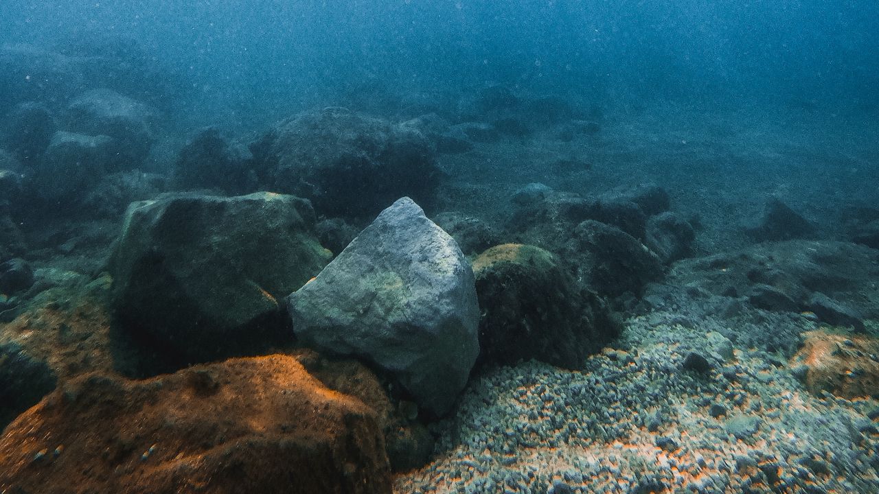 Обои камни, вода, подводный, галька