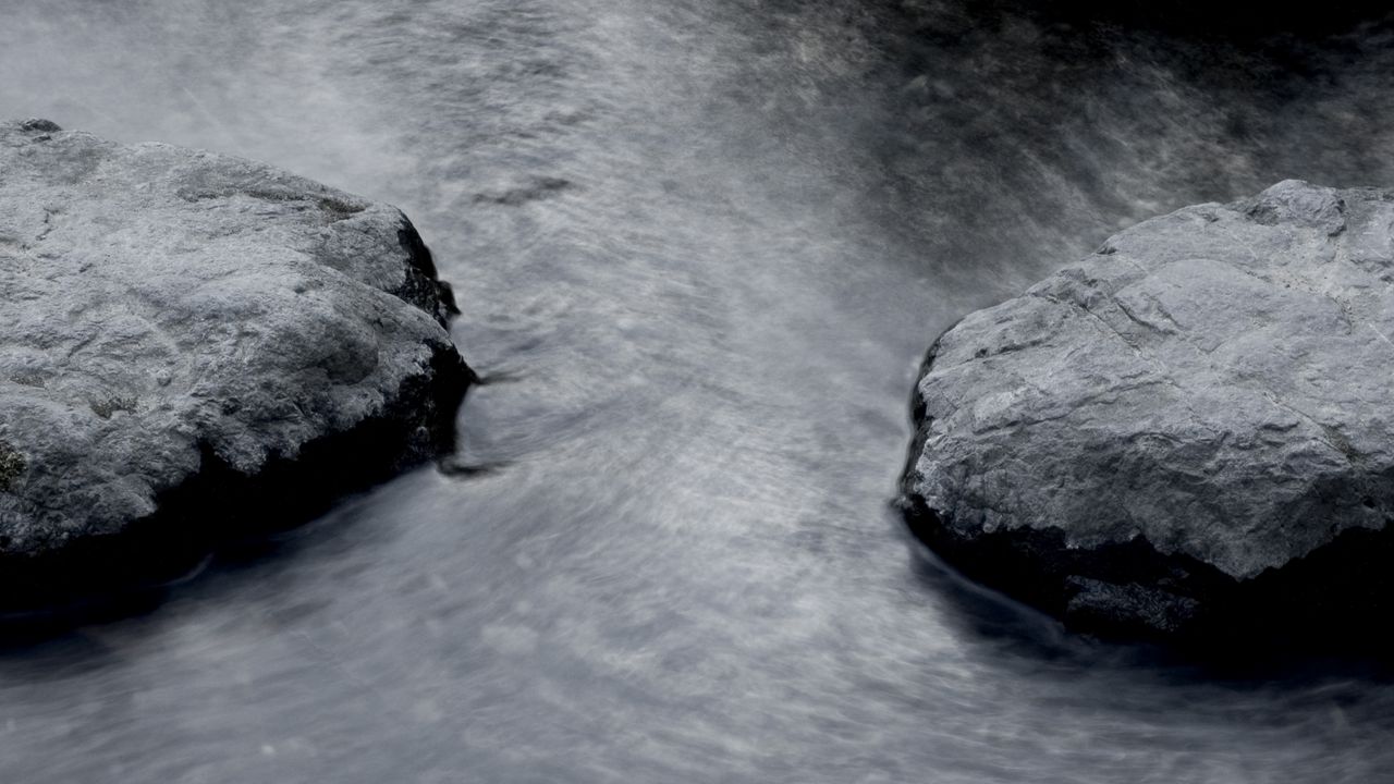 Обои камни, вода, река, серый