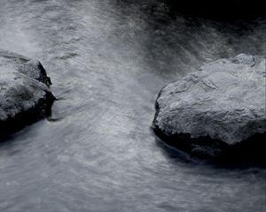 Превью обои камни, вода, река, серый