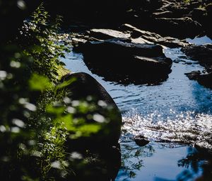 Превью обои камни, вода, река, рябь, блики