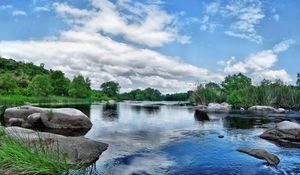 Превью обои камни, вода, река, исток, подпись