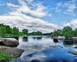 Превью обои камни, вода, река, исток, подпись