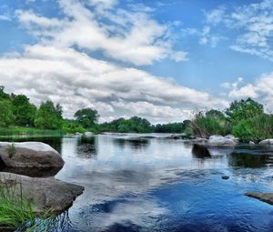 Превью обои камни, вода, река, исток, подпись