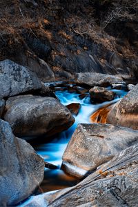 Превью обои камни, вода, скала, течение