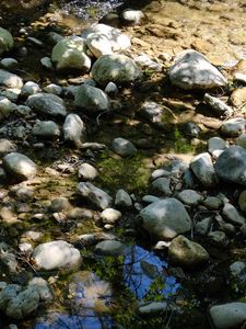 Превью обои камни, вода, тени, ручей, мох