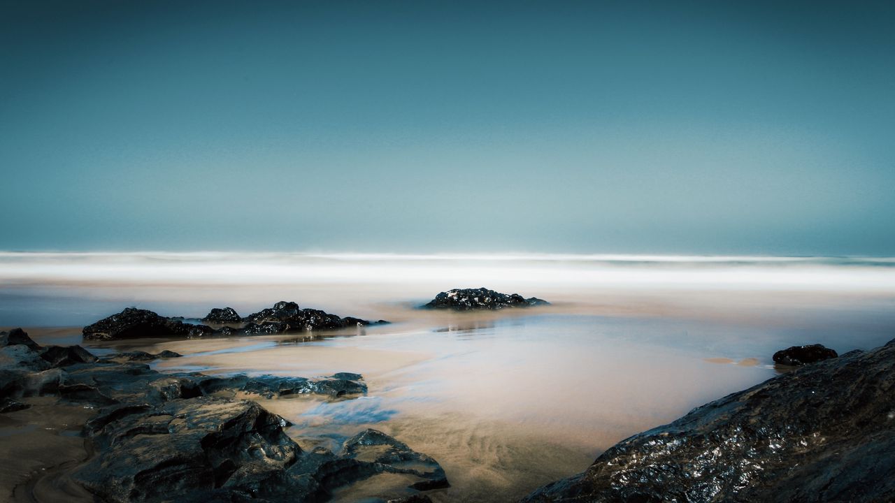 Обои камни, вода, туман, берег, горизонт