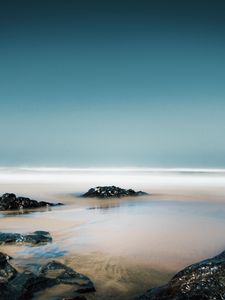 Превью обои камни, вода, туман, берег, горизонт