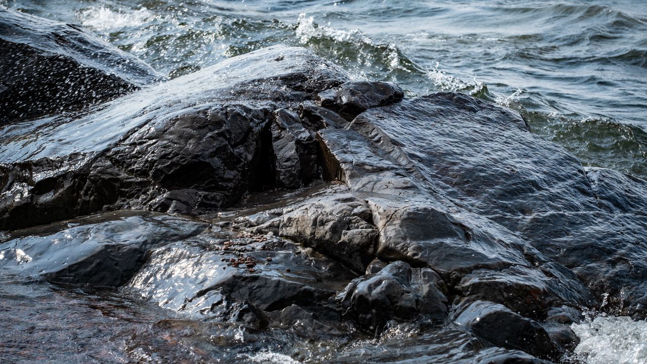 Обои камни, вода, волны, озеро, брызги