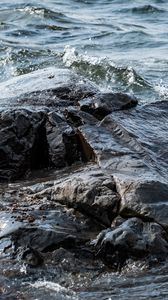 Превью обои камни, вода, волны, озеро, брызги