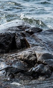 Превью обои камни, вода, волны, озеро, брызги
