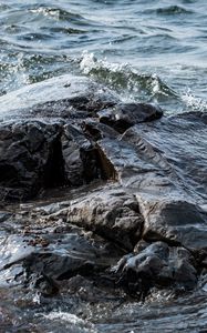 Превью обои камни, вода, волны, озеро, брызги