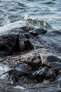 Превью обои камни, вода, волны, озеро, брызги