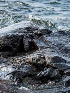 Превью обои камни, вода, волны, озеро, брызги