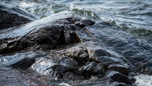 Превью обои камни, вода, волны, озеро, брызги