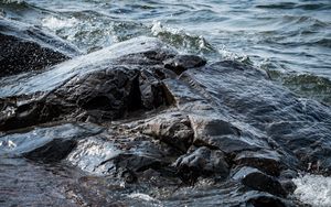 Превью обои камни, вода, волны, озеро, брызги
